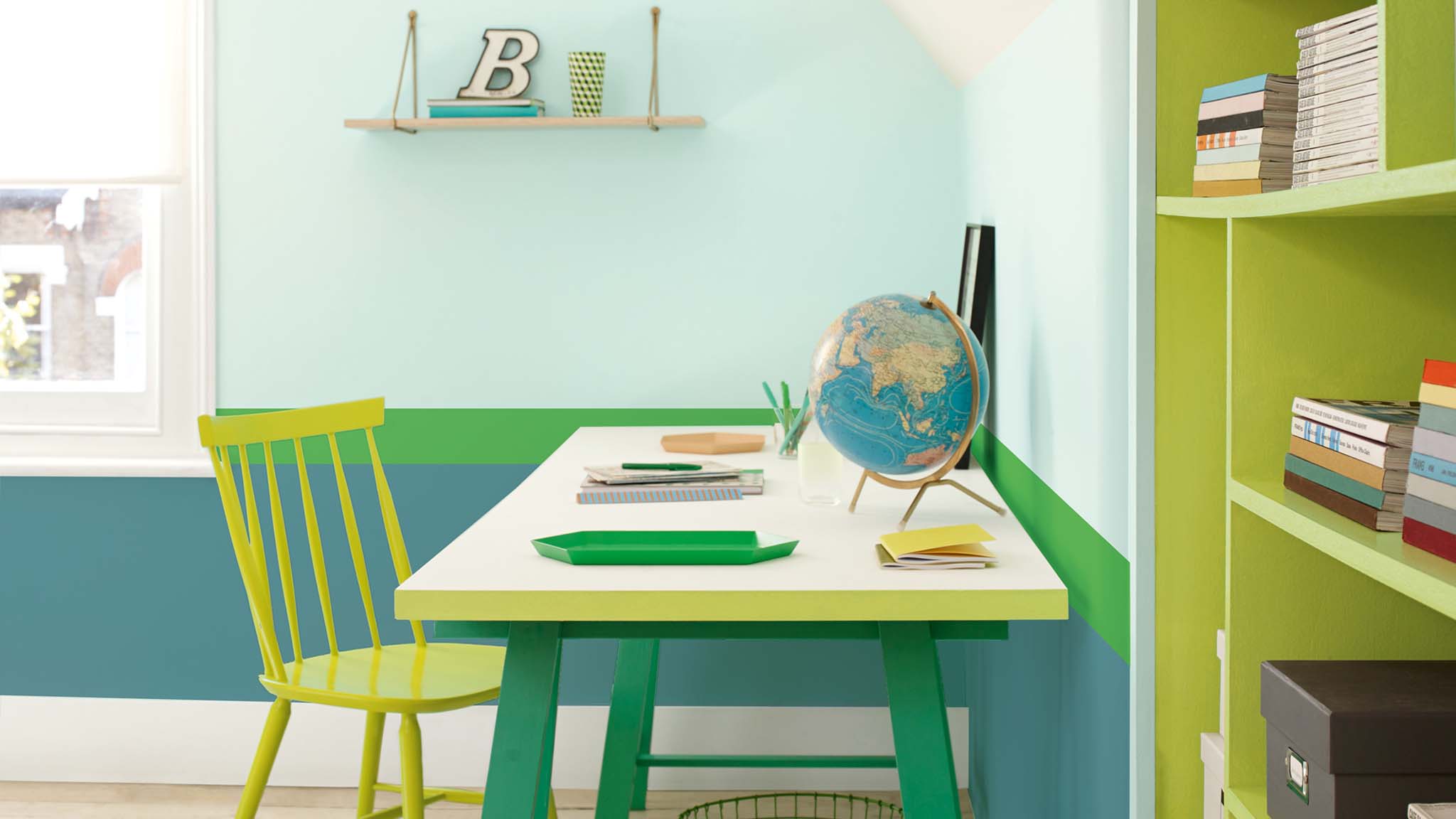 01.2 Grüne Streifen für den Schreibtischbereich von Kindern Schaffen Sie eine Lernecke im Kinderzimmer durch grüne Streifen.