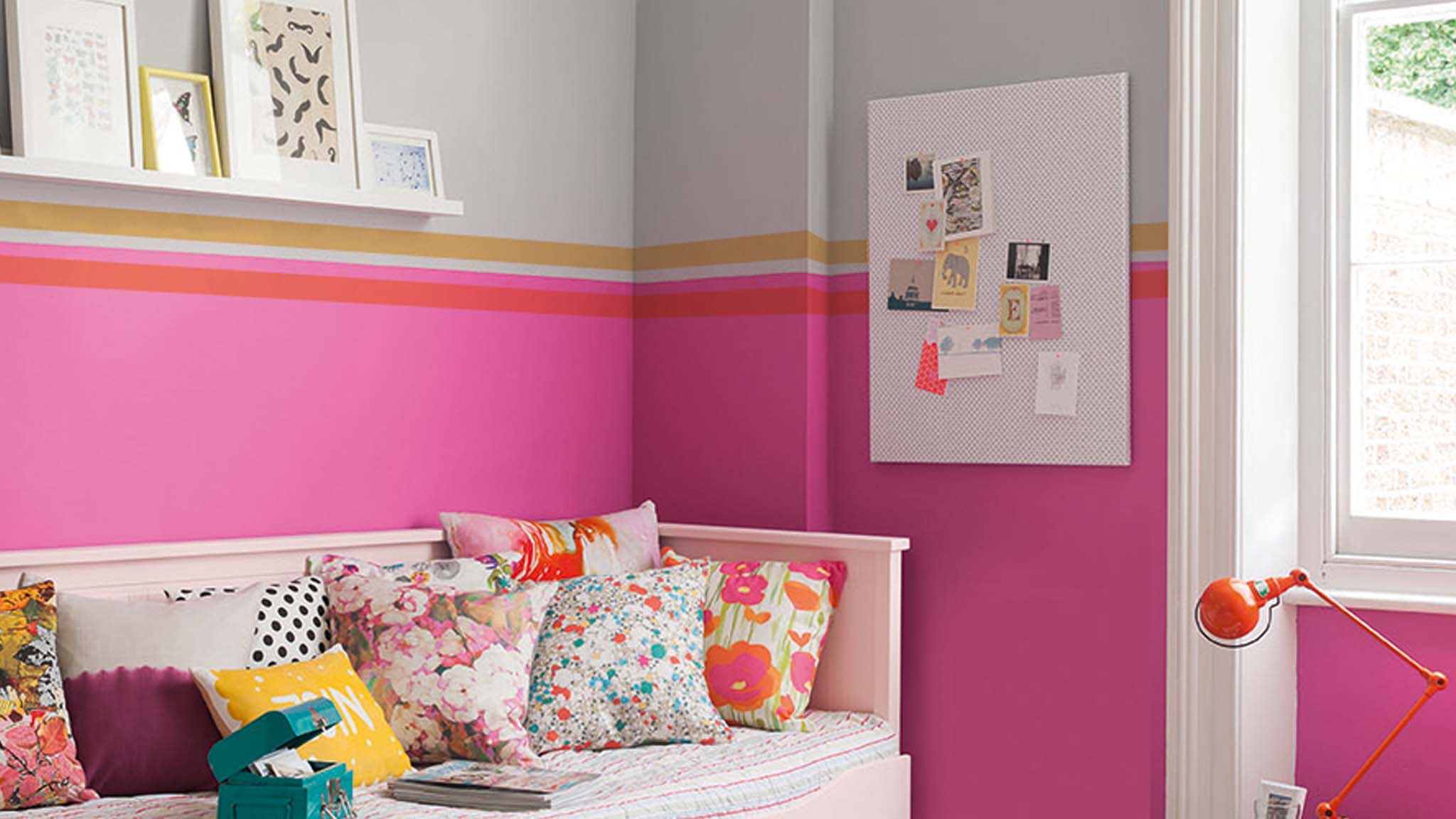 01.3 Gestreifte Leseecke im Kinderzimmer Streichen Sie einen Streifen in der Ecke des Kinderzimmers, um einen Platz zum Lesen zu schaffen.