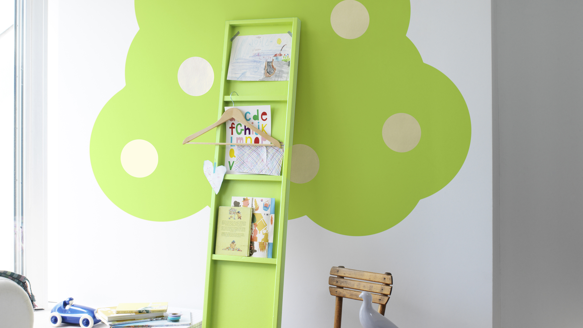 02.3 Grüne Kreise als Bäume Streichen Sie die Wände des Kinderzimmers mit Kreisen, um Bäume zu symbolisieren.