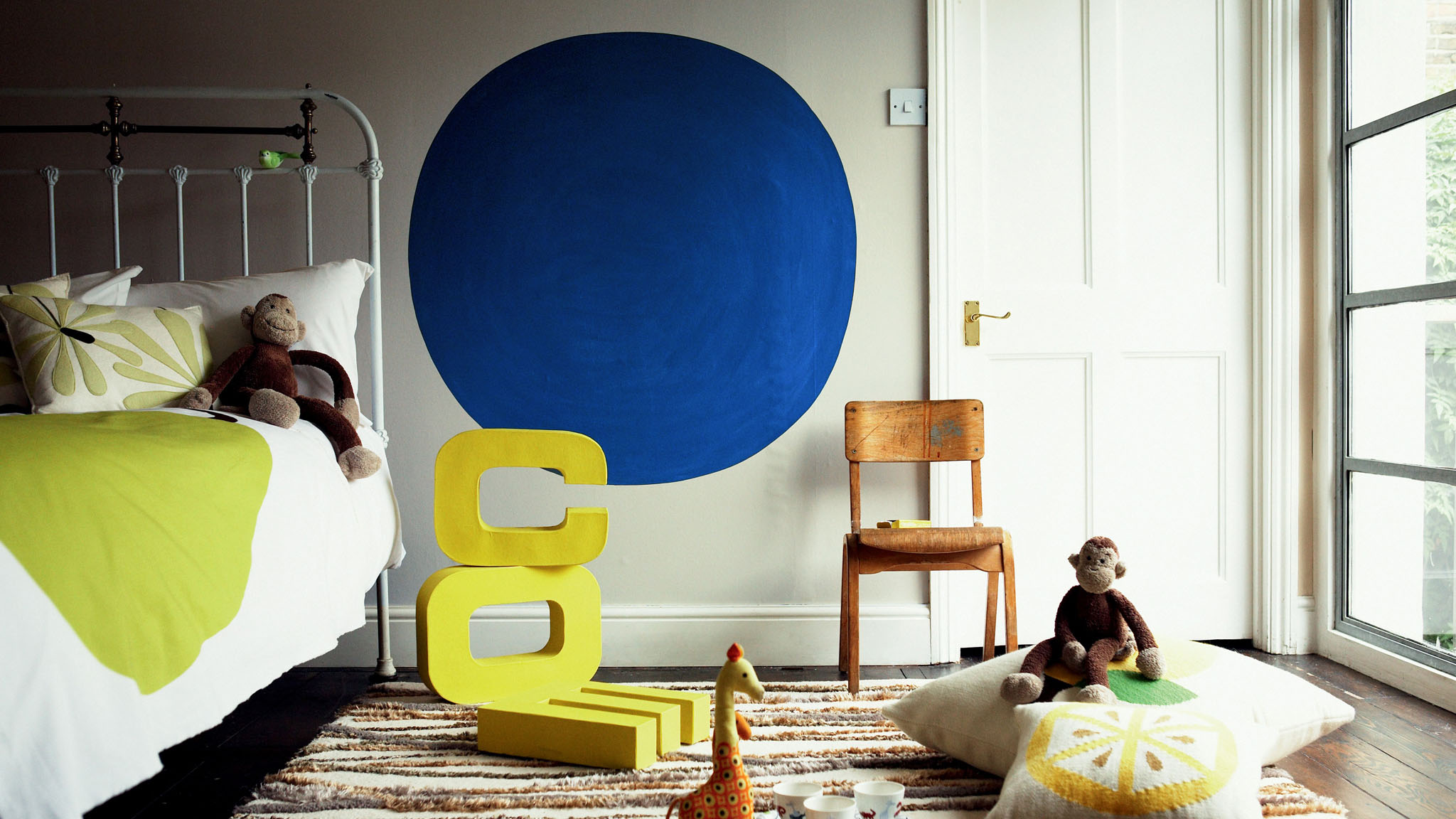 02.4 Kinderzimmerwand mit blauem Kreis Heben Sie eine Wand im Kinderzimmer durch einen einzigen Kreis besonders hervor.