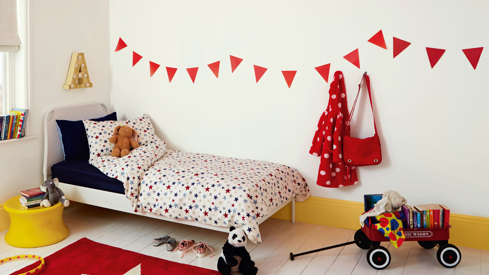 04.3 Kinderzimmer in Weiß Streichen Sie die Kinderzimmerwände in stilvollem vielseitigem Weiß.
