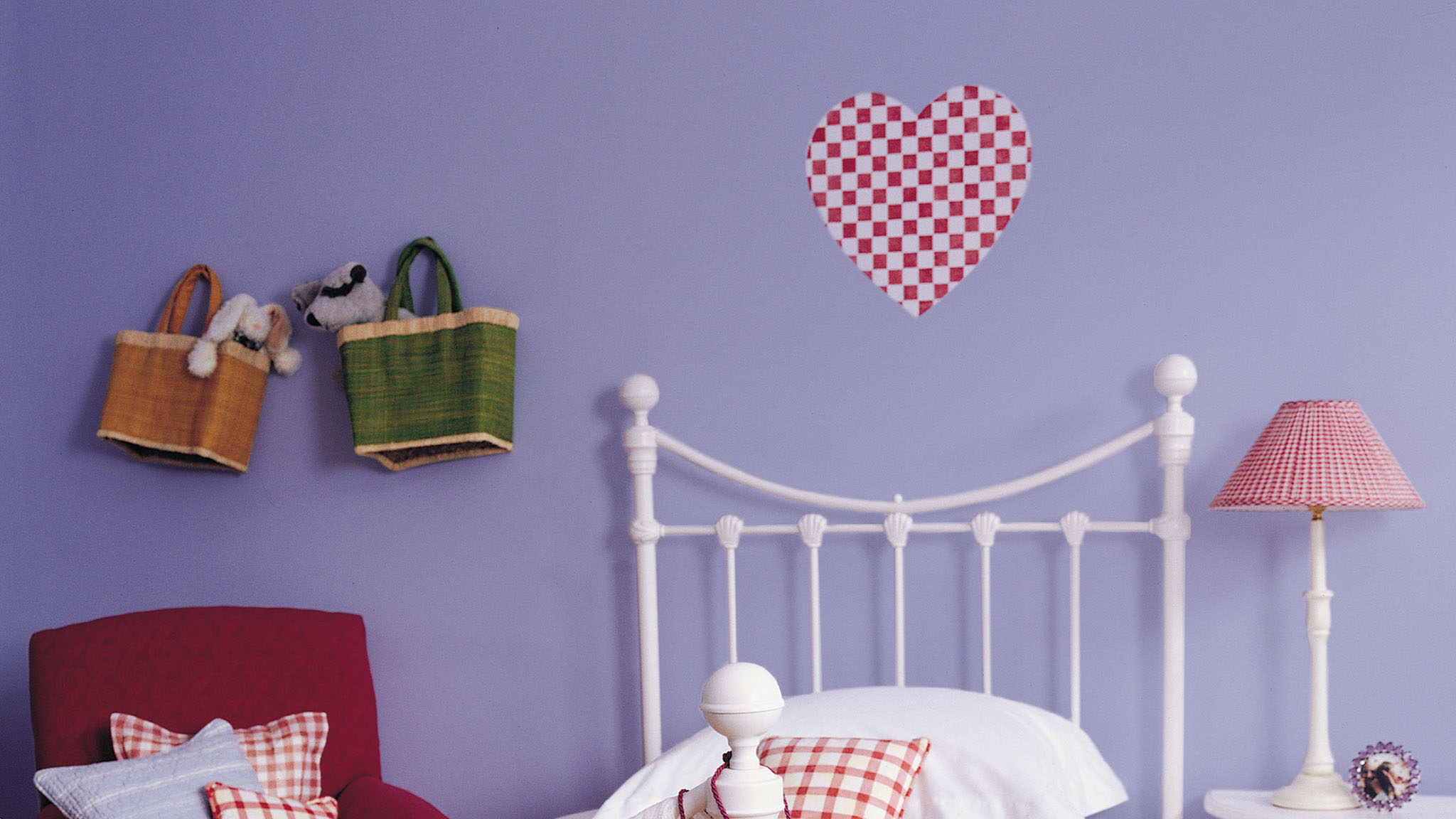 08.3 Kinderzimmer von Mädchen in Violett Das Kinderzimmer Ihres Mädchens in vielseitigem Violett streichen