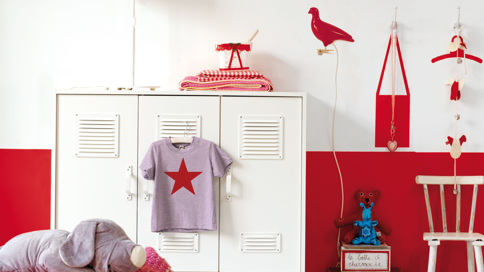 08.4 Wände in kräftigem Rot-Weiß Streichen Sie die Kinderzimmerwände Ihres Mädchens in kräftigen Farben für einen stilvollen neuen Look.