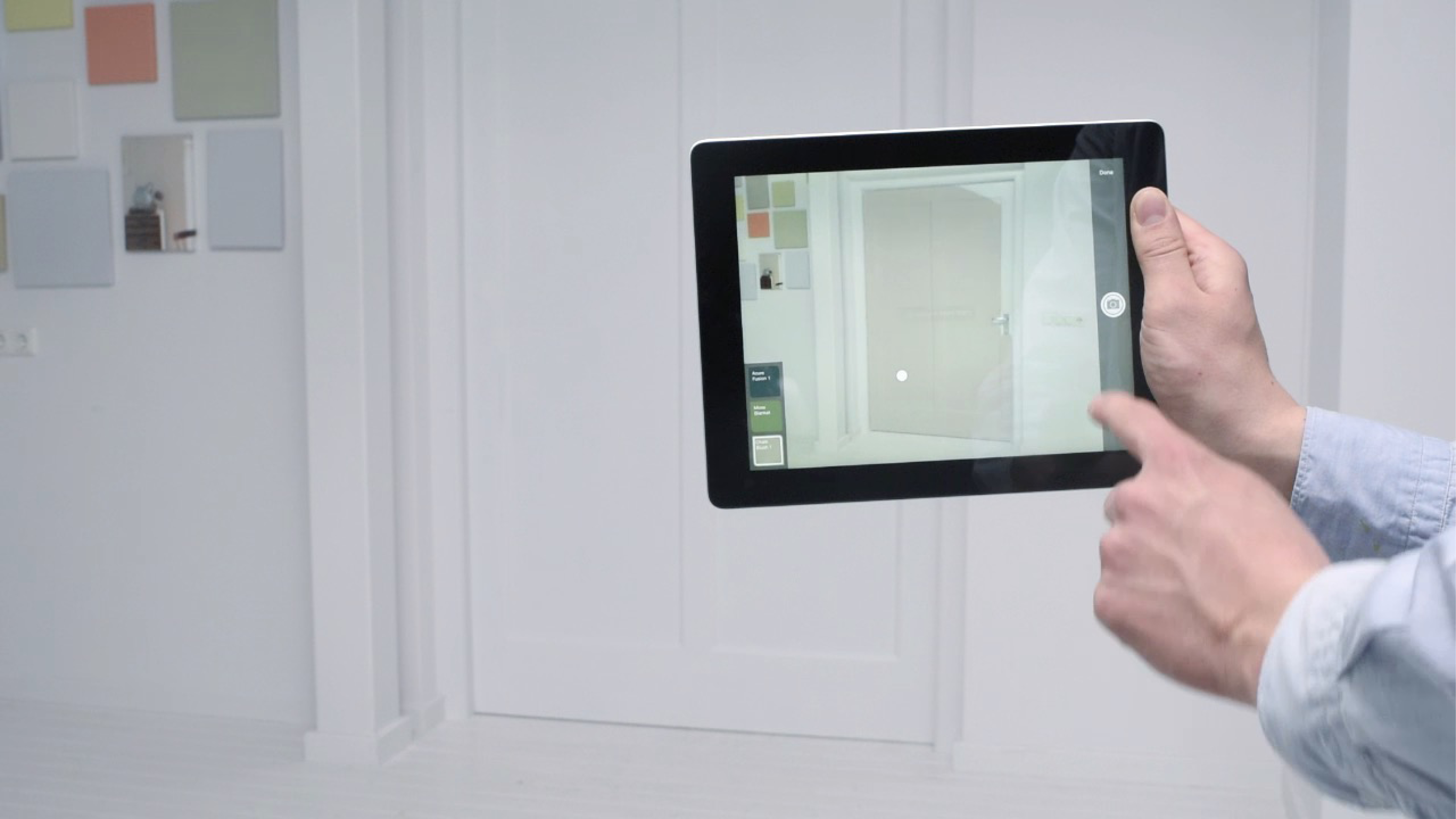 Mit dem Visualizer eine Farbe auswählen Richten Sie die Kamera Ihres Smartphones oder Tablets einfach auf die Wand, die Sie streichen möchten. Wählen Sie dann die gewünschten Farben aus und tippen Sie auf die zu streichende Wand.