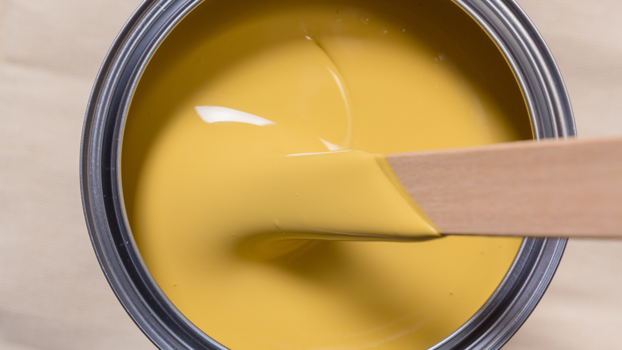 Qualitativ hochwertige Farbe auswählen Je höher die Pigmentierung, desto besser deckt die Farbe und umso intensiver und leuchtender wirkt sie.