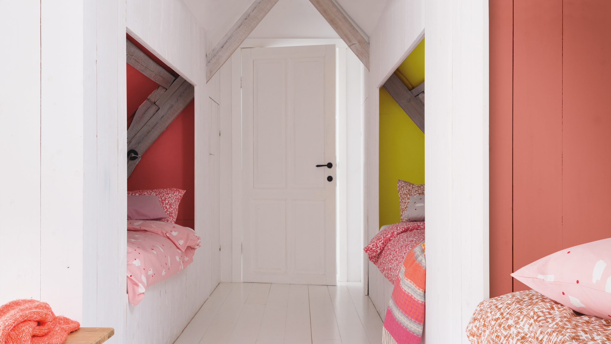 Schlafzimmer mit rosa Alkoven Streichen Sie Nischenbereiche in komplementären Akzentfarben, um den Platz bestmöglich zu nutzen.