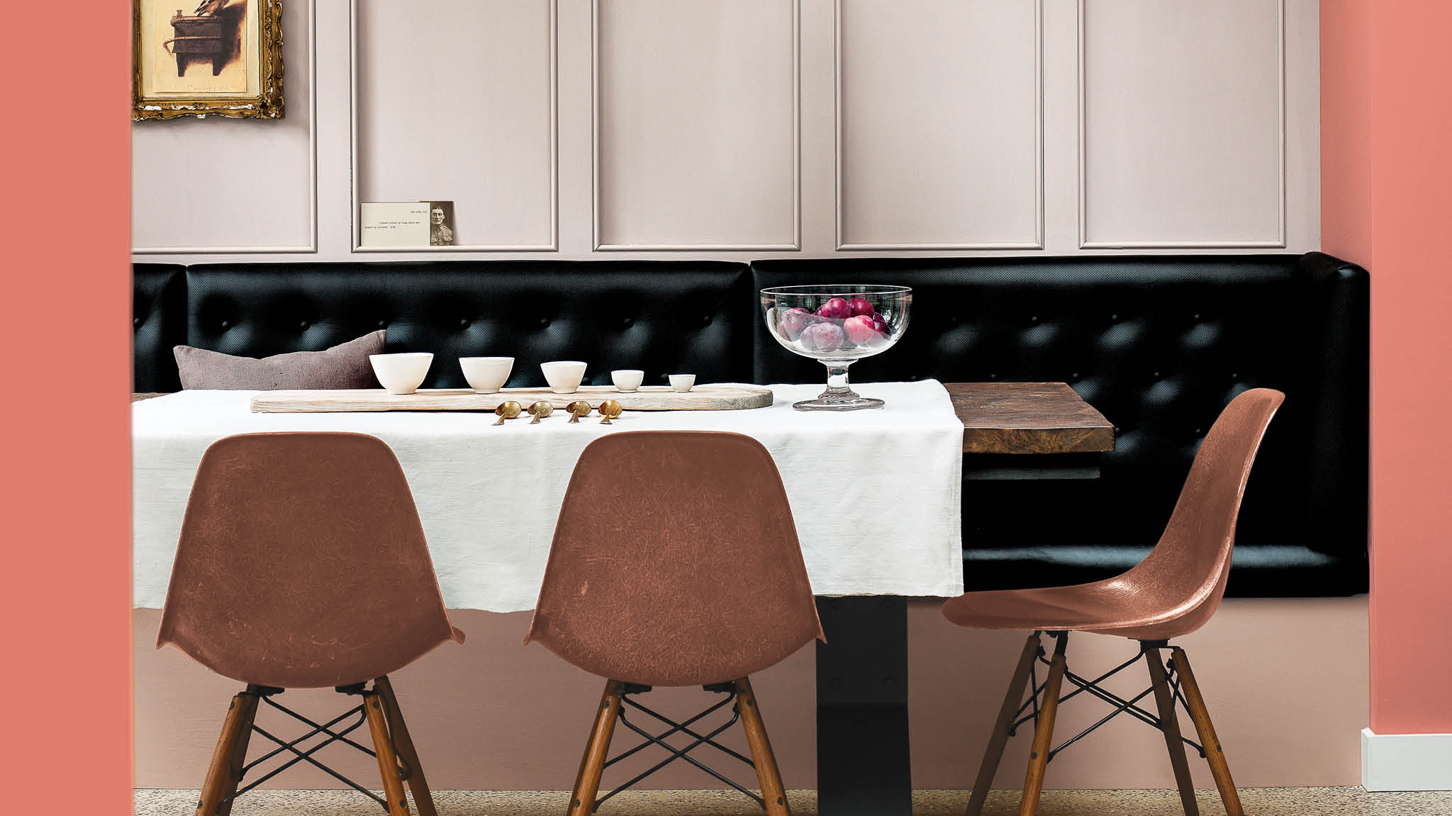 Esszimmer in Rosa und Grau Zinngraue Wände und moderne Möbel wurden mit einem Hauch zartem Rosa vitalisiert. Die weichen, dezenten Töne wirken warm und vertraut, während die neutralen Farben im Rest des Zimmers einen beruhigenden Effekt haben.