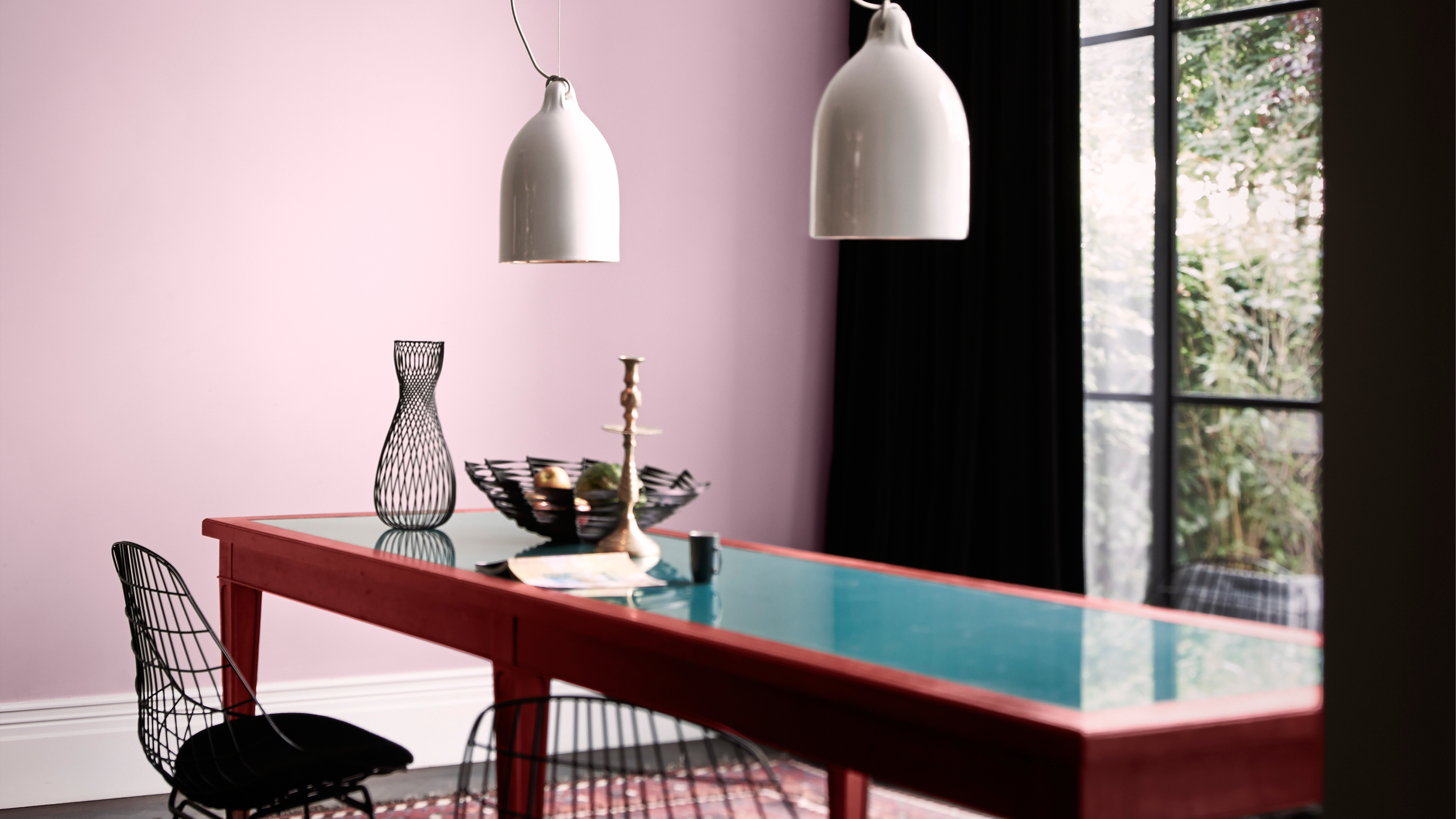 Esszimmer mit rosa Wänden Achten Sie darauf, dass Ihre Farbe zur Funktion des Raumes und dem verfügbaren Licht passt. Apfelgrün ist ein fröhlicher Ton für ein sonniges Wohnzimmer, ein rauchiges Rosa eine einladende, opulente Wahl für ein Esszimmer.