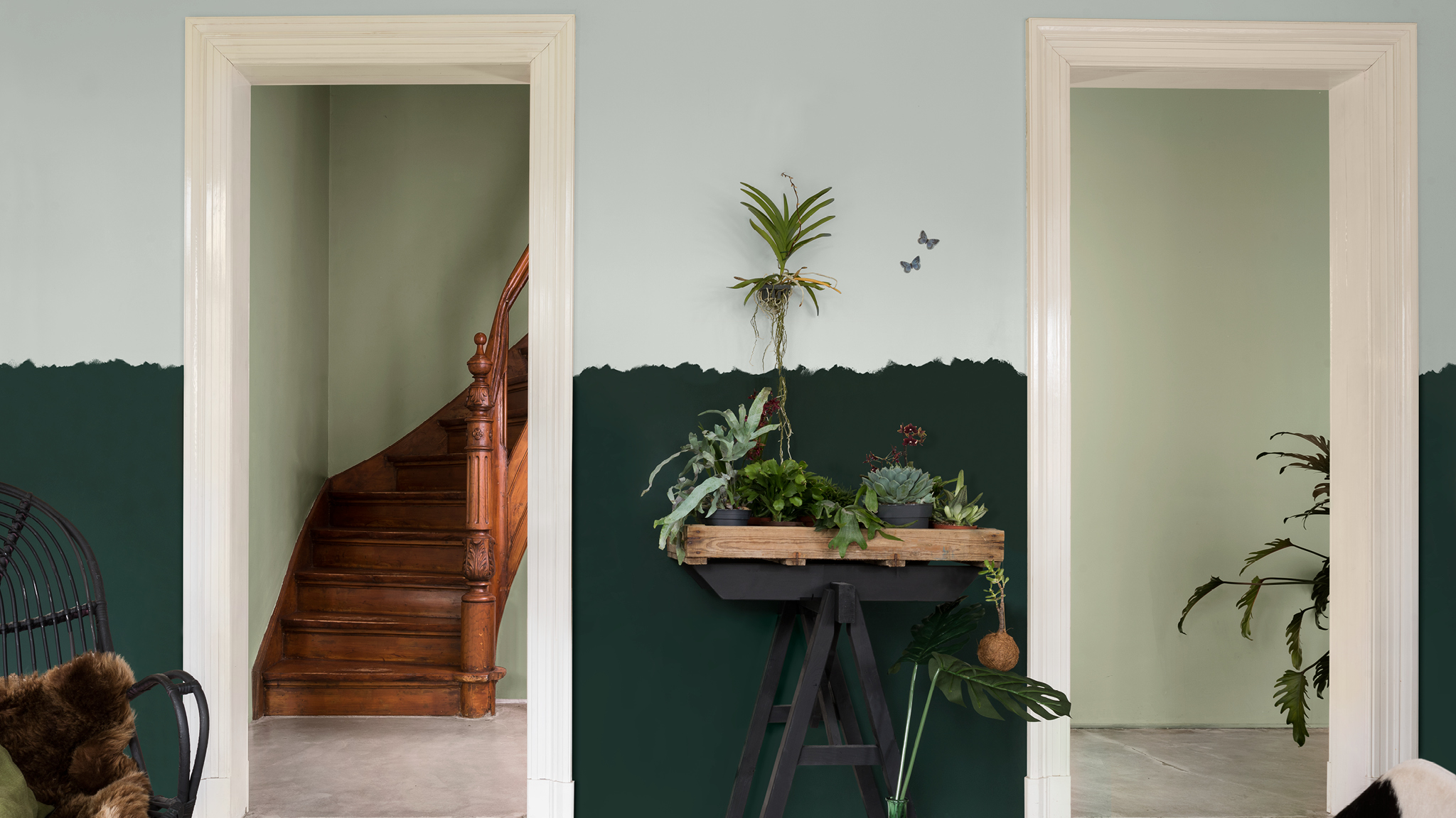 Grünes Zimmer mit Treppe Zweifarbige Wände und gestrichene Antiquitäten können Ihrem Zuhause einen verspielten, eleganten Look verleihen.