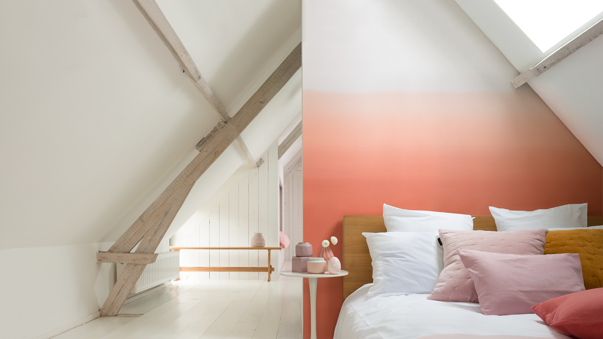 Schlafzimmer mit rosa Dachschräge Erschaffen Sie einen entspannenden Rückzugsraum, indem Sie eine Akzentfarbe in eine neutrale Basis verblassen lassen.