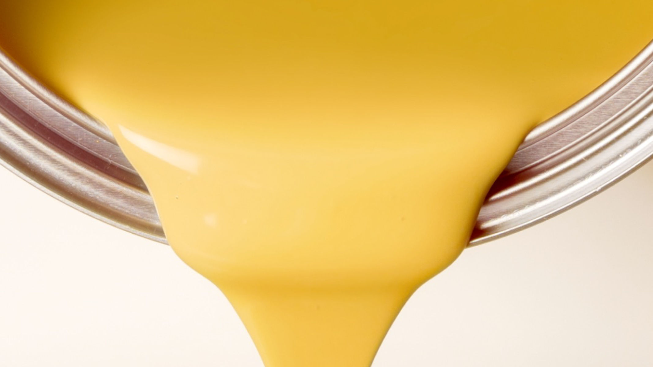Strapazierfähige Farbe hält einiges aus Bei Wänden, die Schlägen und Spritzern standhalten müssen, sollten Sie vor allem auf die Strapazierfähigkeit achten. Das ist in diesem Fall wichtiger als die Farbintensität. Entscheiden Sie sich für ein abwischbares, fettabweisendes Produkt, damit Ihre Farbe möglichst lange hält.