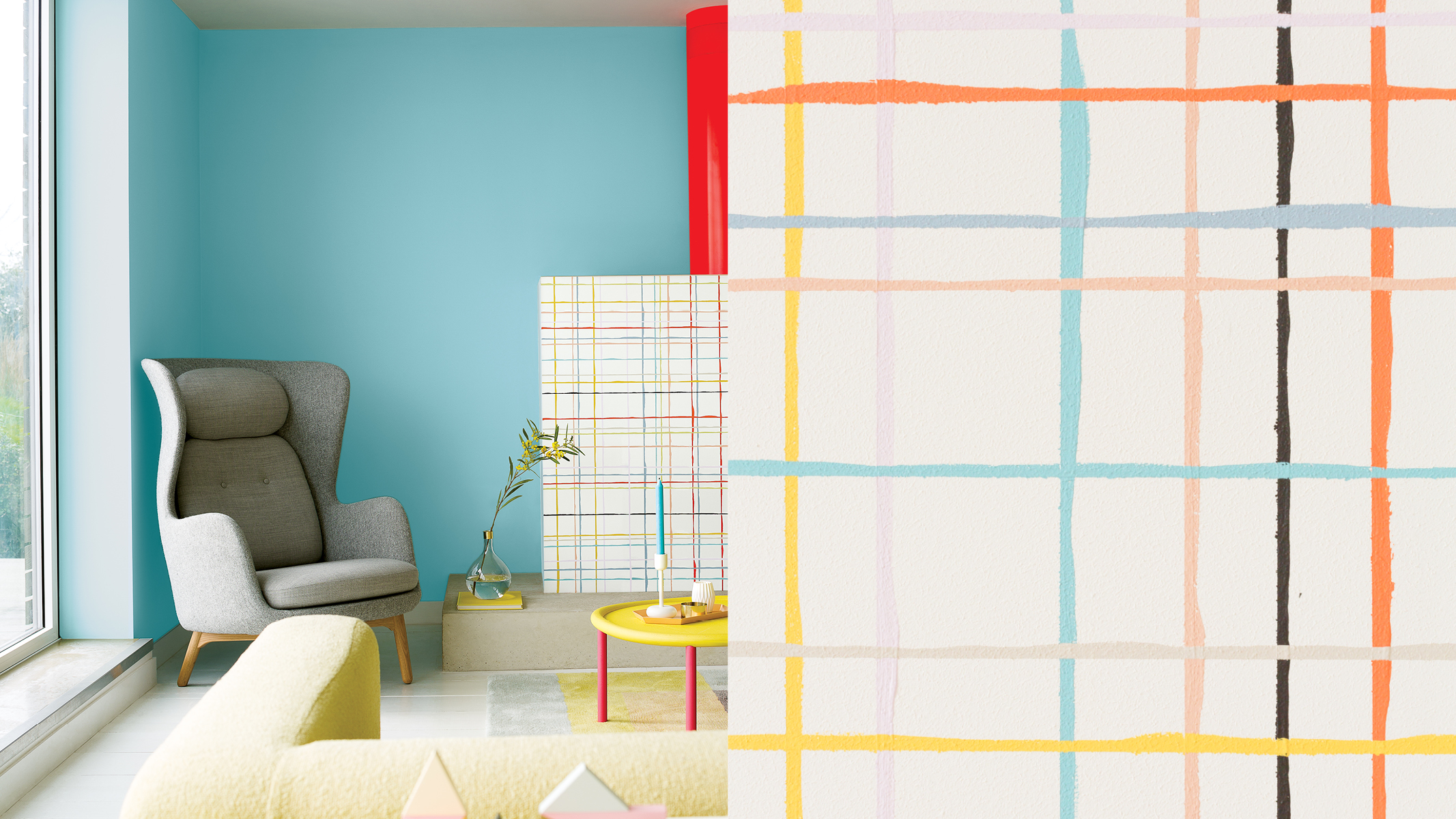 Eine mehrfarbige Akzentwand Hier wurden mehrere handgemalte Gitter in komplementären Farben zu einem verspielten Look kombiniert, der eine geordnete Unordnung ausstrahlt.