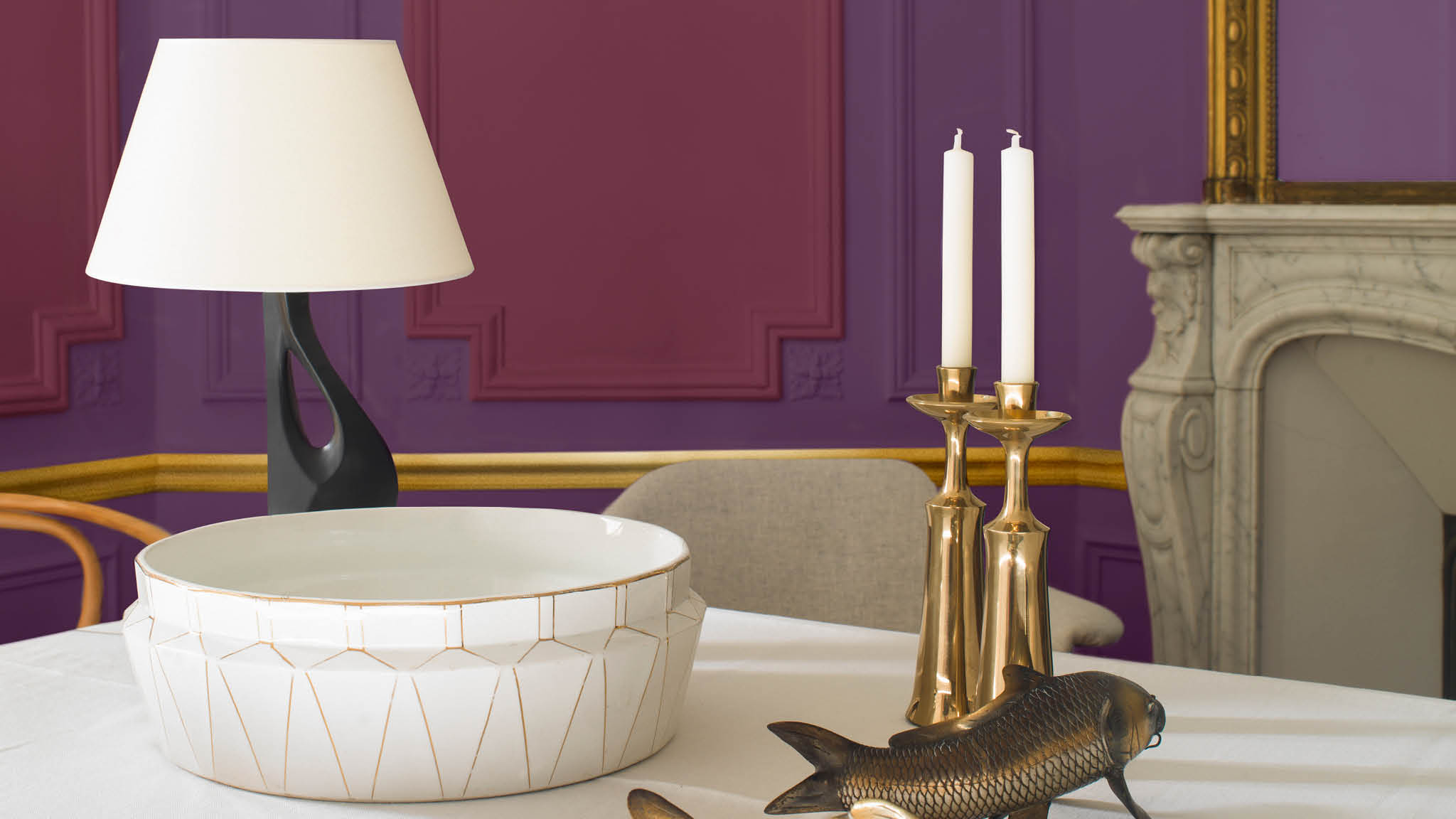 Esszimmer in opulentem Lila Kombinieren Sie prächtige Lilatöne und Tiefrot zu einem Esszimmer, das Erhabenheit und Opulenz ausstrahlt. Verwenden Sie einen satten Lilaton an den Wänden, um einen markanten Blickpunkt zu gestalten und setzen Sie Akzente in dunklem Purpur.