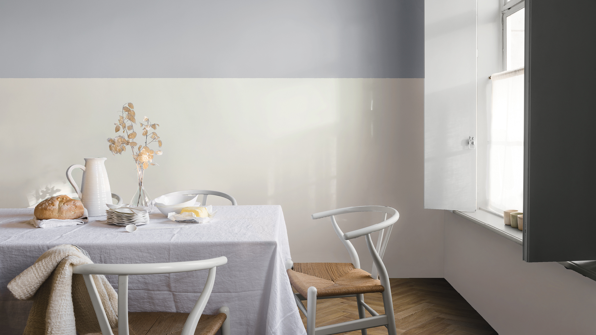 Tisch im Sonnenlicht Überlegen Sie, wie Farbkonzepte durch das Spiel von Licht und Schatten wirken werden – so streichen Sie mit Licht.