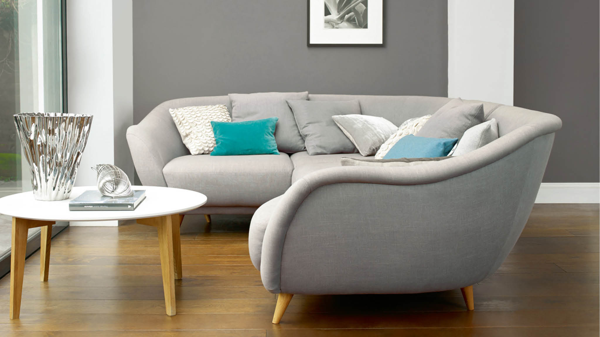 Wohnzimmer in Grau Ein von London inspiriertes Farbkonzept in Schiefergrau kann sehr gemütlich und elegant wirken.