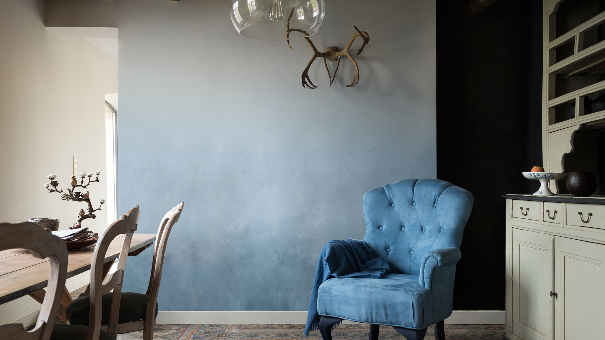 Zimmer und setzen in Blassblau Versuchen Sie, eine Wand basierend auf den helleren Tönen einer Palette dunkler zu schattieren – arbeiten Sie sich dabei von dunklen Grundierungen zu helleren Tönen vor.