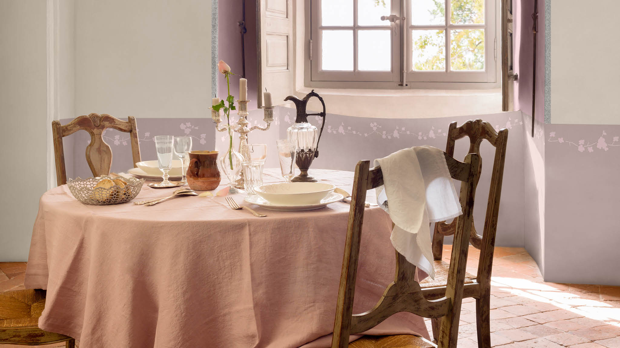 Esszimmer in hübschem Flieder und Grau Wenn Sie sich ein hübsches Esszimmer im traditionellen Stil wünschen, lassen Sie sich von der Romantik des französischen Landlebens inspirieren. Kombinieren Sie klares, klassisches Grau mit kalkigen, gedämpften Pastellfarben wie Violett und Lila.