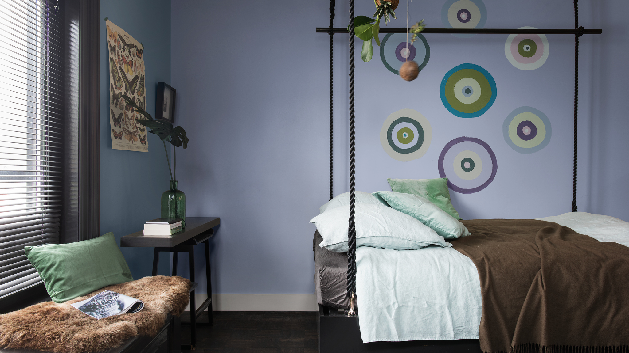 Natürliches Schlafzimmer Verwenden Sie einfache, handgemalte Motive, um einzelne Farben aus Ihrem Raumkonzept hervorzuheben.
