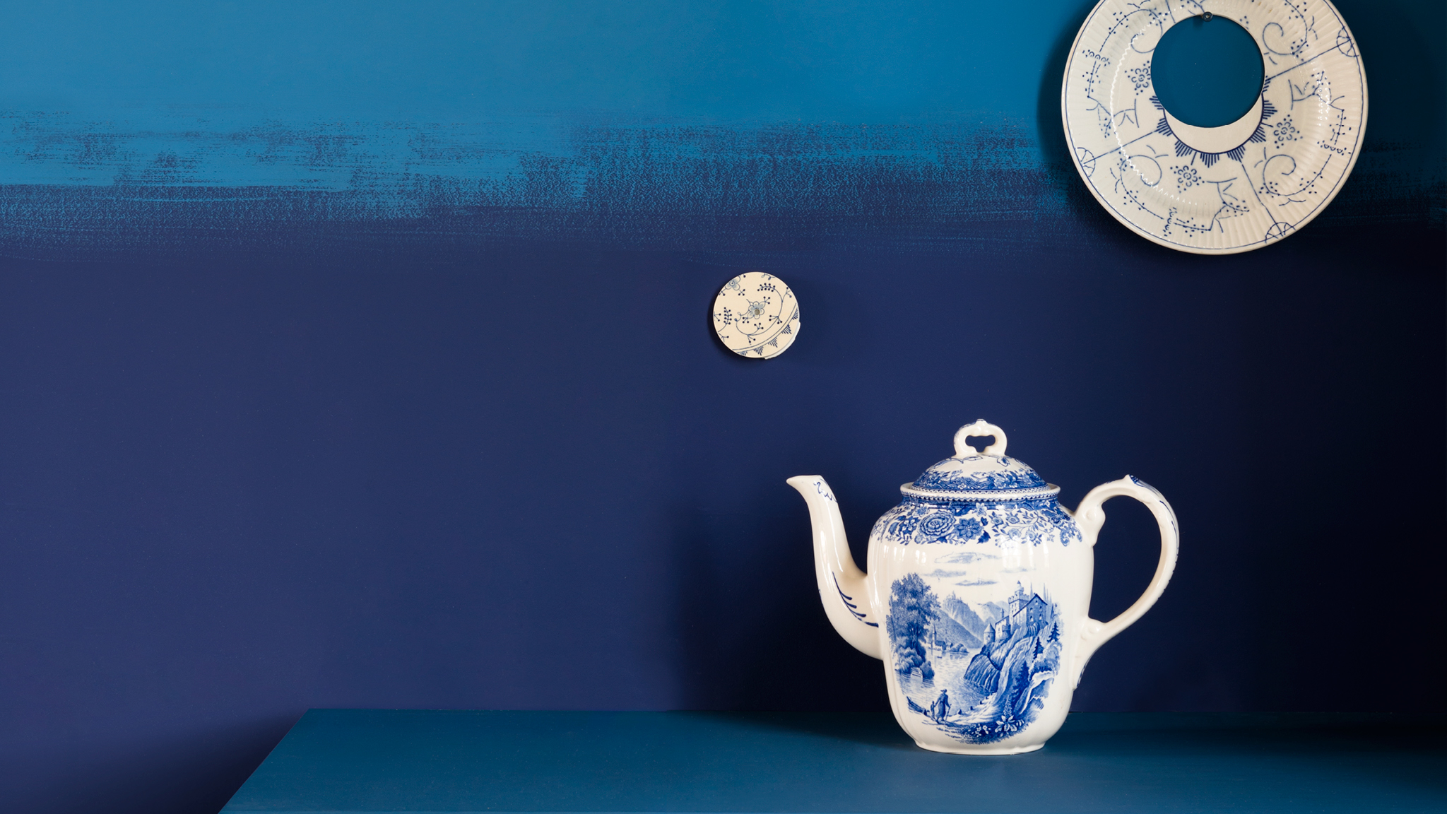 Raues horizontales Blau Probieren Sie es mit einer kühnen Statement-Wand mit unterschiedlichen Schattierungen einer Farbe in rauen, dramatischen Linien.