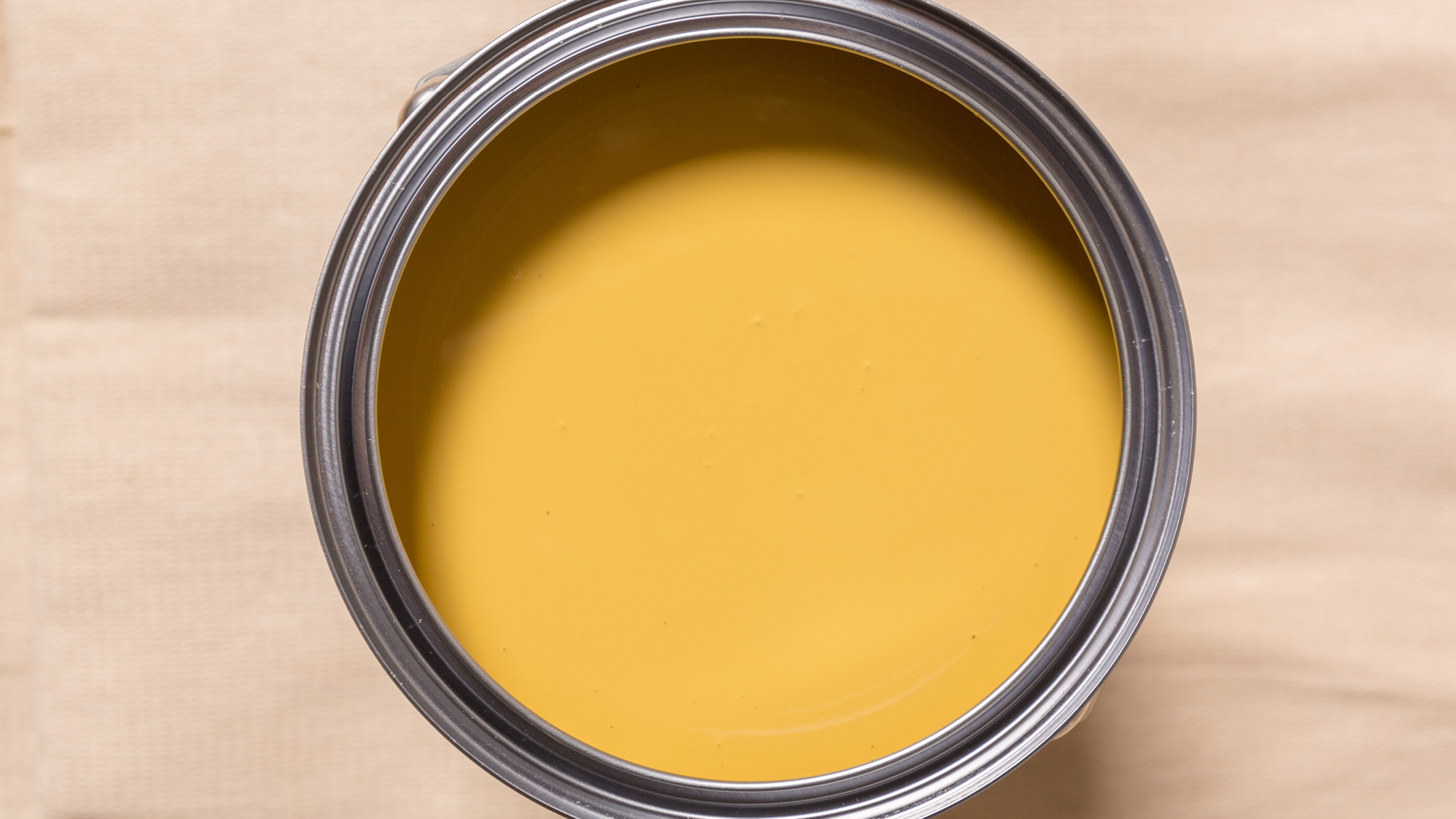 Sämtliche Dulux-Farben zeichnen sich durch einen niedrigen VOC-Gehalt aus Tun Sie der Welt einen Gefallen und entscheiden Sie sich für eine Farbe auf Wasserbasis mit niedrigem VOC-Gehalt (flüchtige organische Verbindungen). Diese enthalten weniger Lösungsmittel als Wandfarben auf Lösemittelbasis und sind die clevere Wahl für umsichtige Dekorateure.