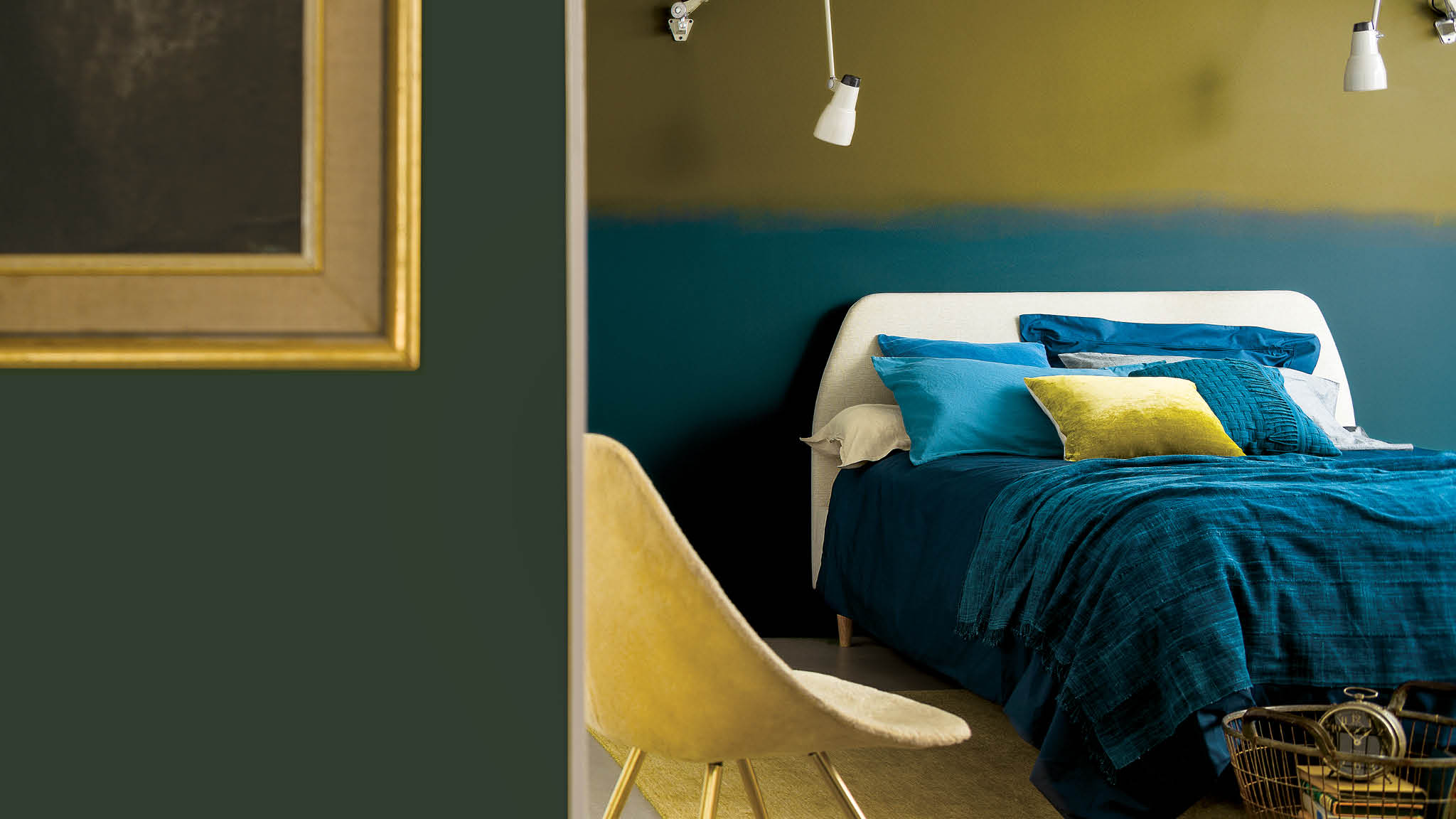 Schlafzimmer in Blau und Gelb Sanftes, verträumtes Blau ist eine beliebte Wahl für Schlafzimmer – die beruhigenden, optimisitischen Töne fördern den Schlaf, wirken entspannend und senken den Blutdruck.