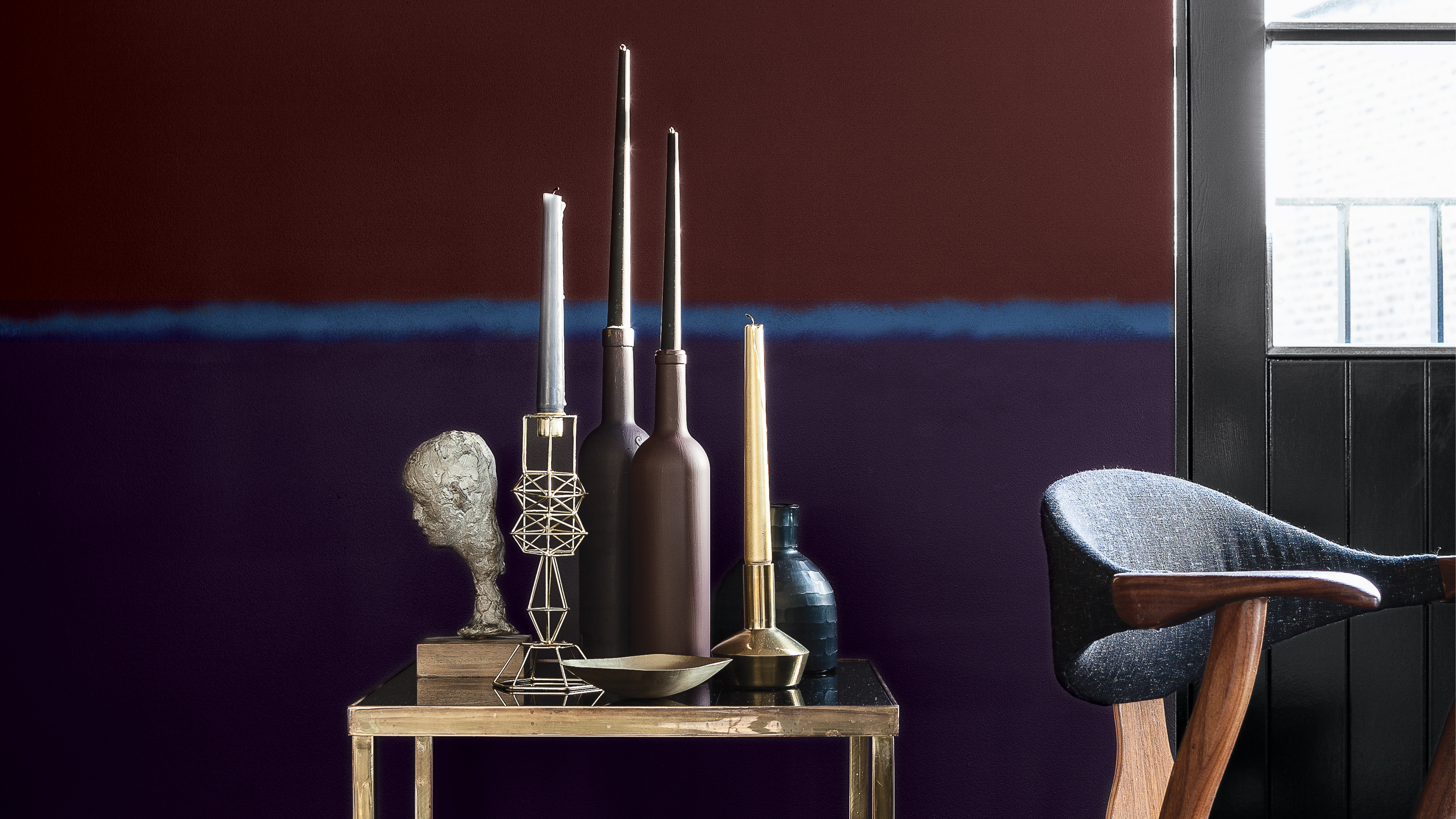 Mit dunkleren Tönen einen glamourösen Look erzeugen Wer will schon wie jeder andere sein? Wenn Sie mit dunklen Farben streichen, werden Ihr Zuhause und Sie selbst einen Hauch von Glamour und Geheimnis ausstrahlen.
