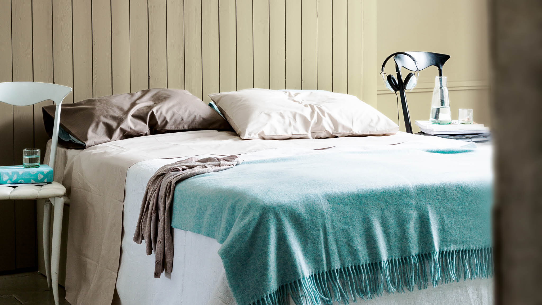 Neutrales Schlafzimmer Verzichten Sie nicht auf neutrale Farben, wenn Sie ein zartes und verträumtes Schlafzimmerkonzept kreieren wollen. Eine Palette aus blassen Schattierungen mit warmen, erdigen Untertönen kann einen eleganten, romantischen Look erzeugen.