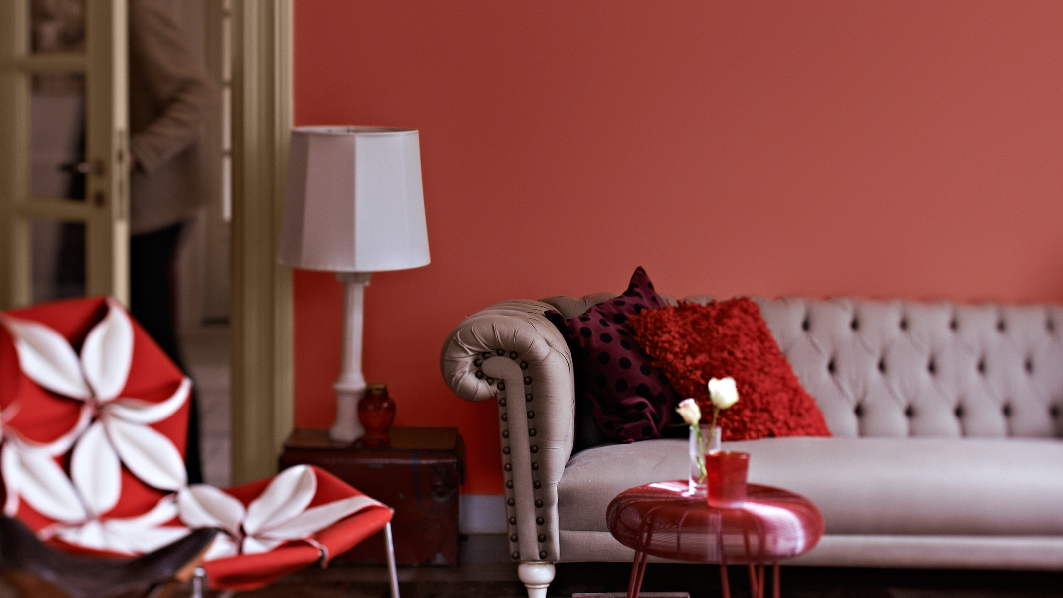 Wohnzimmer in Rot Sattes, warmes Rostrot verwandelt Ihr Wohnzimmer in einen einladenden und geselligen Raum, den Sie Ihren Besuchern gerne präsentieren.
