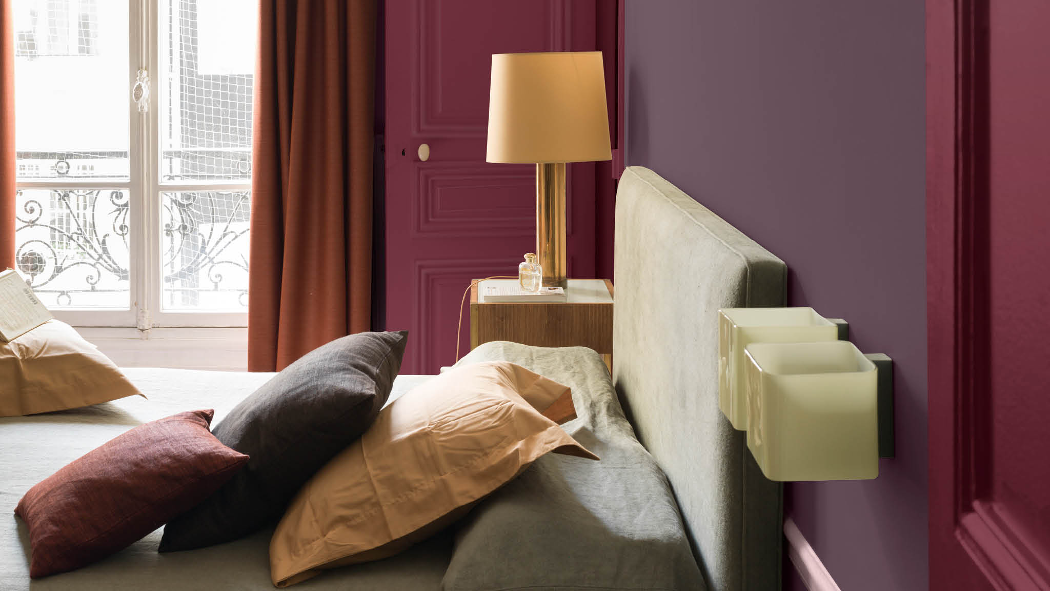 Lila Schlafzimmer Kreieren Sie mit prächtigen Lilatönen den Luxus eines Boutique-Hotels. Lila wirkt kostbar und tiefsinnig, gilt aber in der Gestaltung auch als schwierige Farbe. Mit der richtigen Kombination aus Komplementärfarben kann man jedoch eine außergewöhnlich gemütliche Atmosphäre erzeugen.