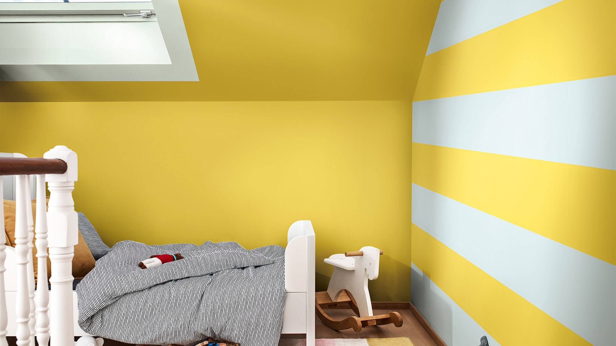 Ein energiegeladenes Kinderzimmer mit einer dynamischen Farbpalette und energiegeladenen Streifen cf20_play_color_palette_kids_room