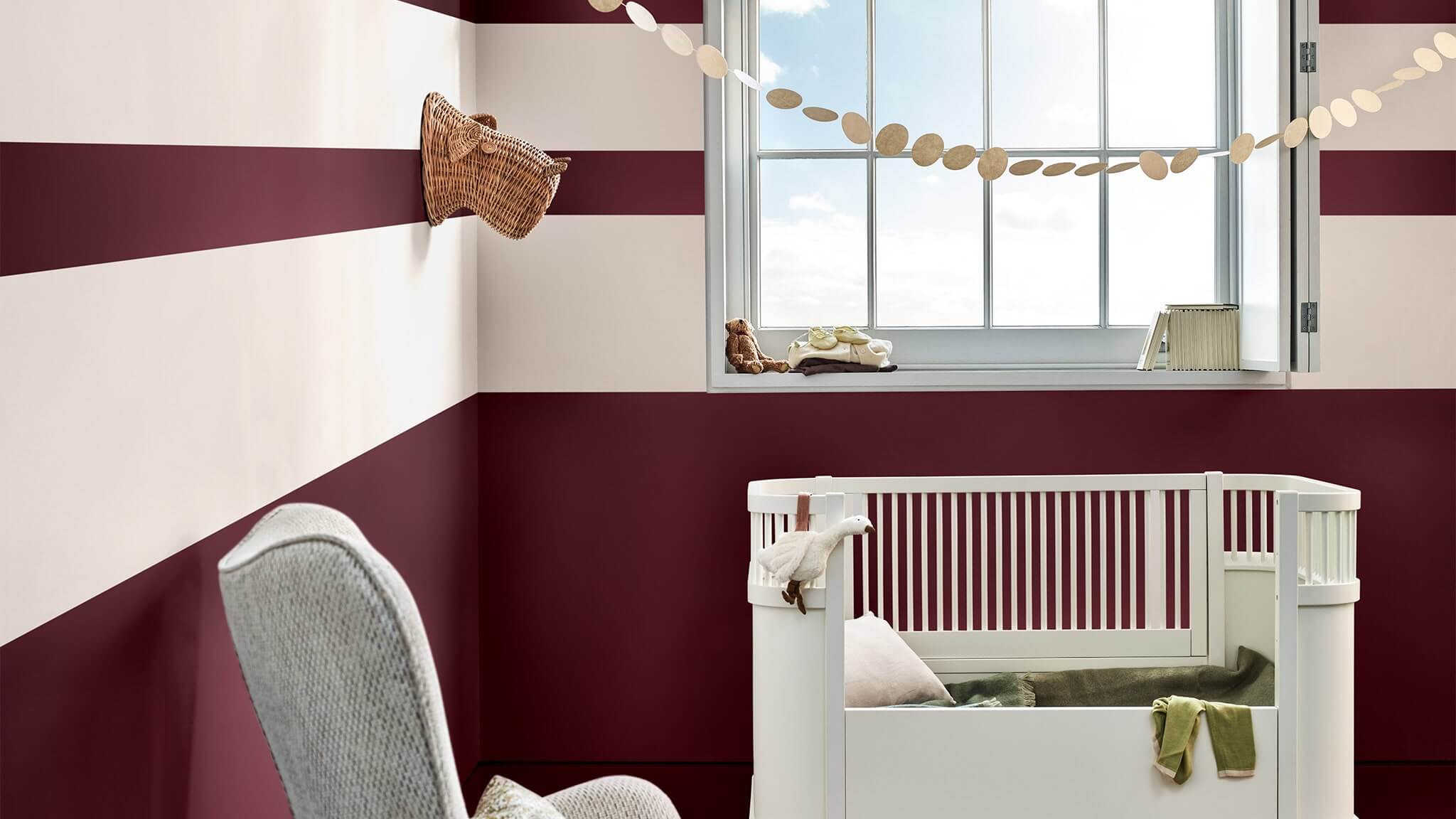 Kreatives Kinderzimmer in burgunder- und cremefarbenen Streifen cf20_creative_kids_room