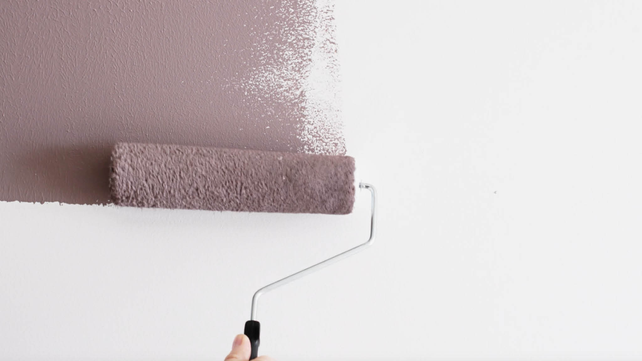 Tragen Sie die hellere Farbe zuerst auf Tragen Sie die hellere Farbe zuerst auf die Wand auf