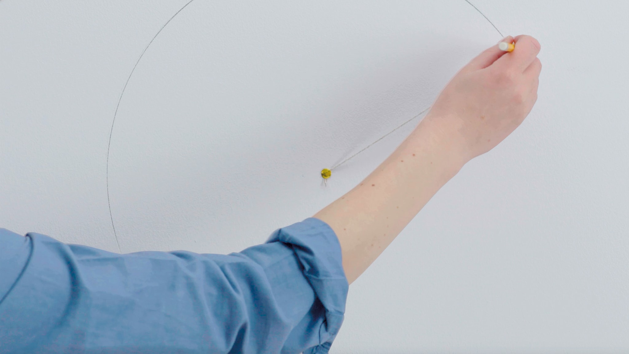 So streichen Sie einen Kreisumriss Deco-Paints-colour-futures-farbe-des-jahres-2019-so-geht-es-kreis-3