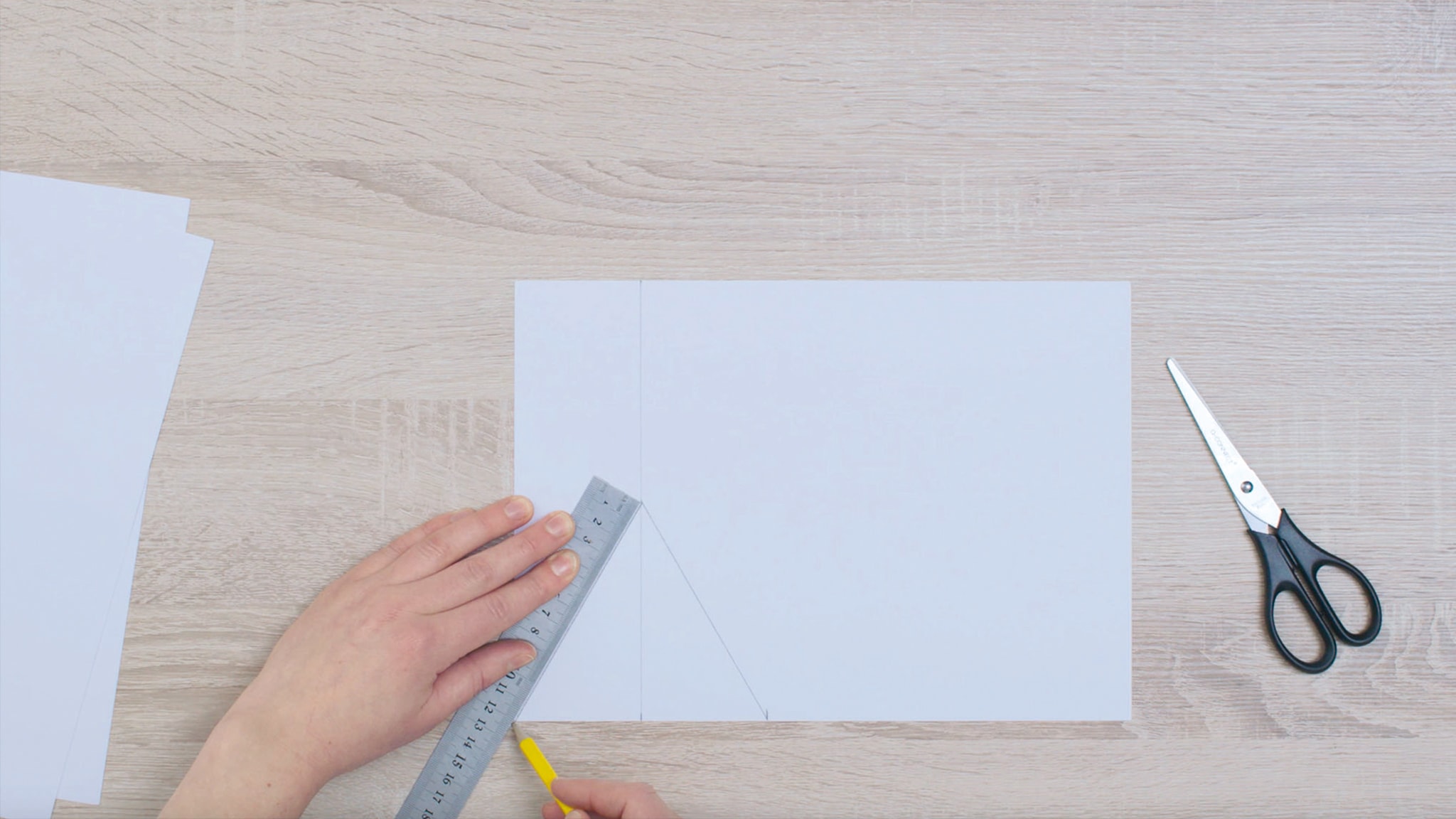 Dreiecksvorlage erstellen Deco-Paints-colour-futures-farbe-des-jahres-2019-so-geht-es-wabenmuster_4